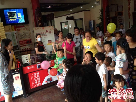 活動開始前，1066城市之聲的主持人跟孩子們進行現(xiàn)場互動。