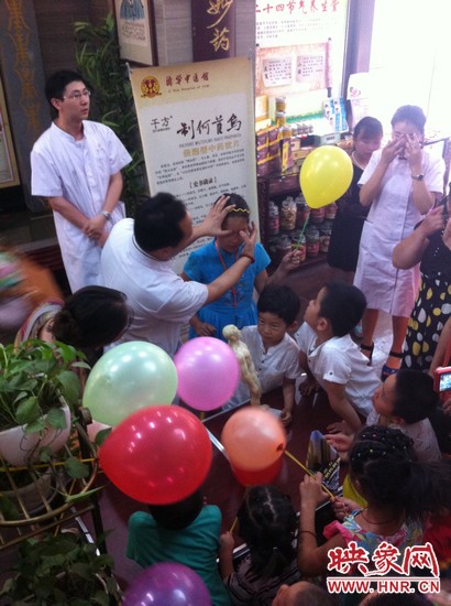 活動開始了，濟華中醫(yī)館的保健按摩專家李老師為大家講解如何有效預防青少年近視。