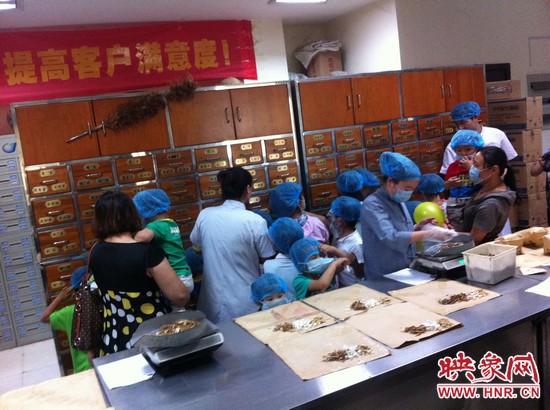 　　接下來，要進入到有中醫(yī)“博物館”之稱的中藥房去探秘啦！藥房那些小抽屜里面裝的是什么？孩子們很好奇