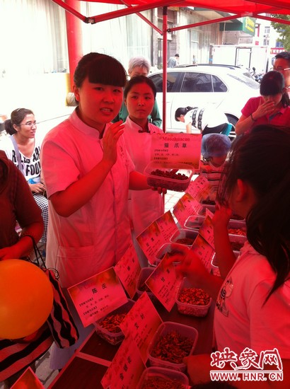 這是什么一，那又是什么？小腦袋不停的在思索，而小手和小鼻子也沒閑著，時不時地摸一摸、聞一聞！