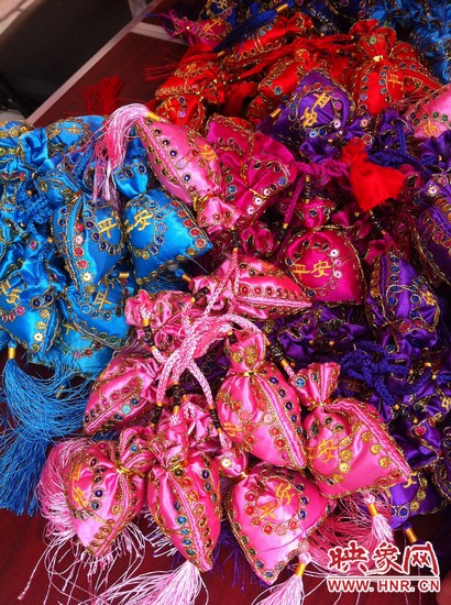 孩子們的好奇心得以大大的滿足，接下來就要裝香囊啦，你看，五顏六色的香囊多漂亮！