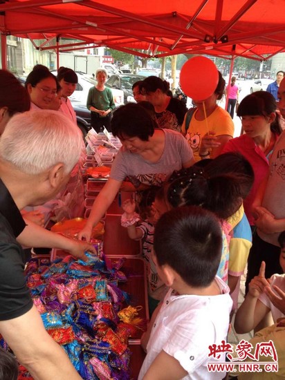 中醫(yī)館裝備了防蚊蟲、預防手足口等四個藥方，并把這些藥磨成粗粉，每個孩子把不同藥方粉裝如香囊?guī)Щ丶? complete=