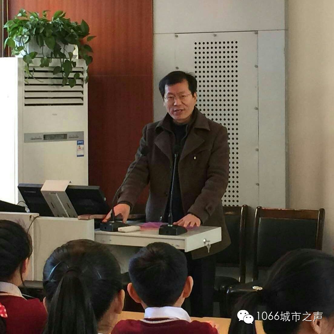 雙方領(lǐng)導(dǎo)講話，同學(xué)們聽(tīng)得都好認(rèn)真??！