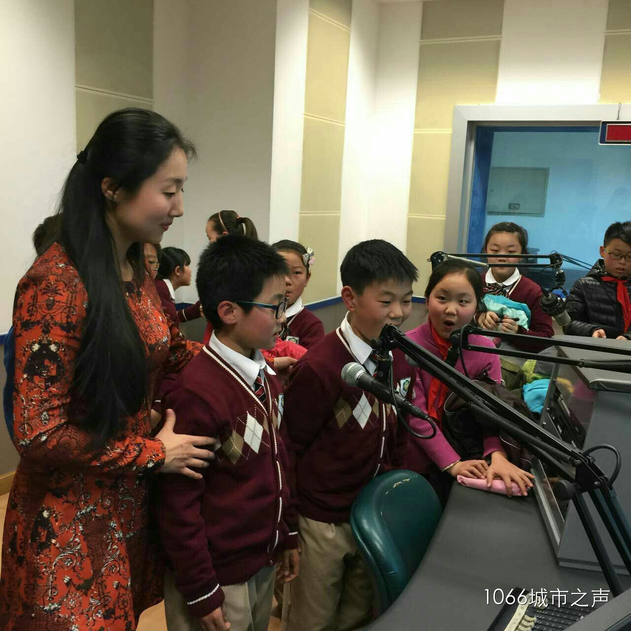 “好激動(dòng)，好激動(dòng)”！天天上學(xué)、放學(xué)都從廣播大廈經(jīng)過(guò)，今天終于進(jìn)來(lái)了！