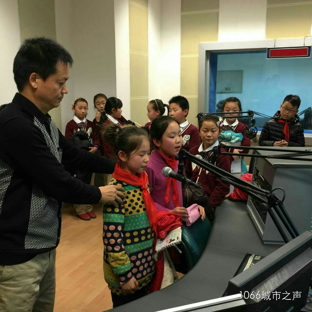 現(xiàn)場(chǎng)接受播音指導(dǎo)，有模有樣耶！