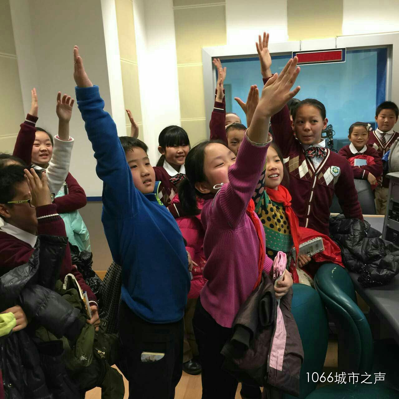 第一次體驗(yàn)話筒前的感覺(jué)，同學(xué)們爭(zhēng)先恐后！