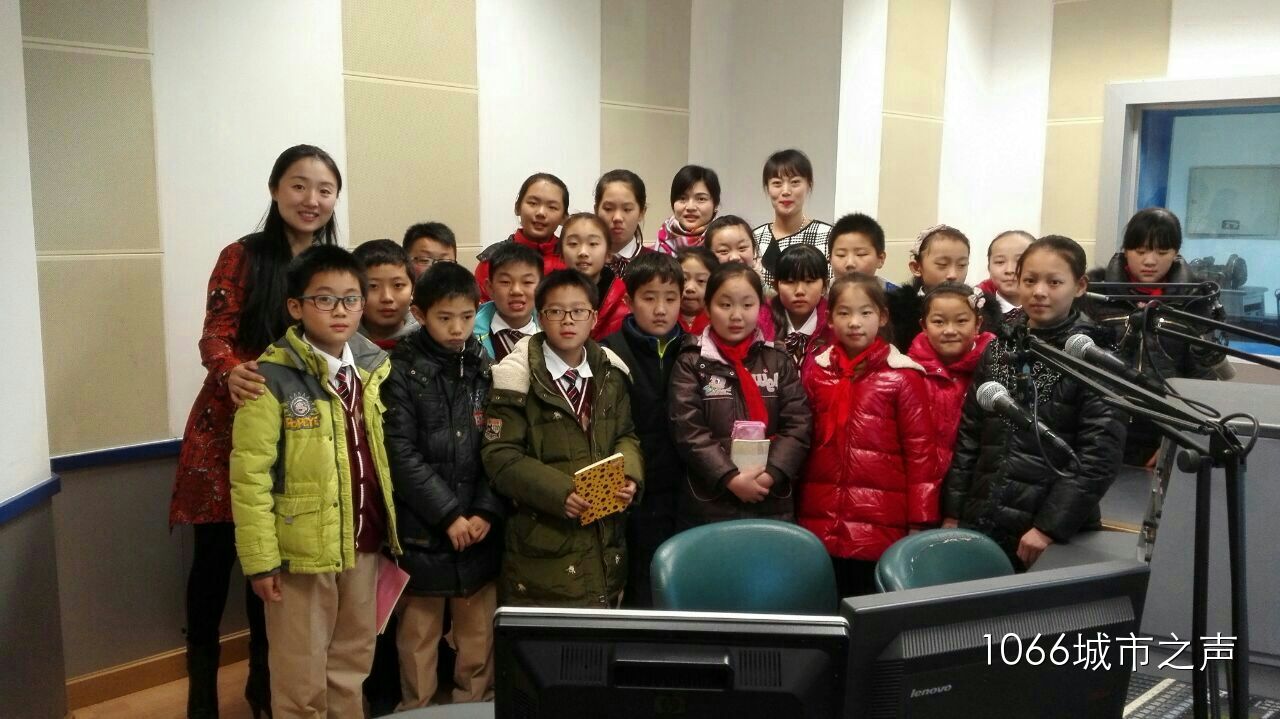 跟電臺(tái)的主持人和老師們的大合影！真是難忘的一天啊！