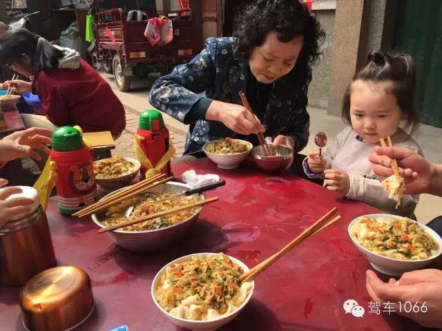 據(jù)說手搟面和柴雞蛋更配哦！