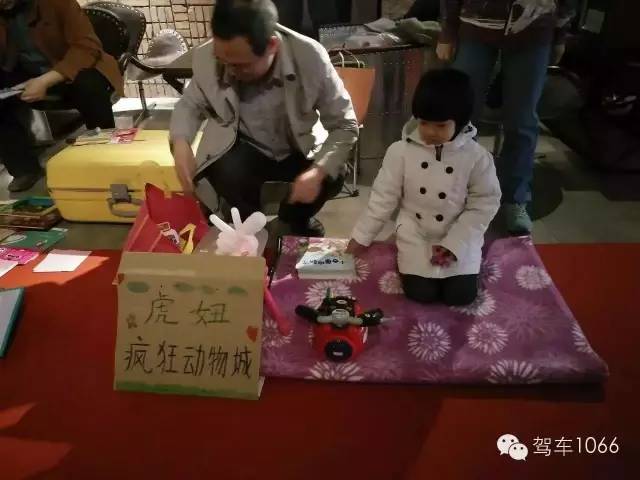 這位小老板的攤位擺的有模有樣的，不過旁邊這位酷爸怎么這么眼熟？