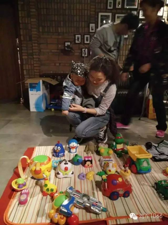 本次活動最小的小老板，最后放大招了，玩具隨便拿，這壕情也沒sei了！