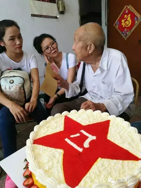 二姐們認真聽老兵講抗戰(zhàn)的故事，老人年事已高，記憶都是轟炸！轟炸！轟炸！