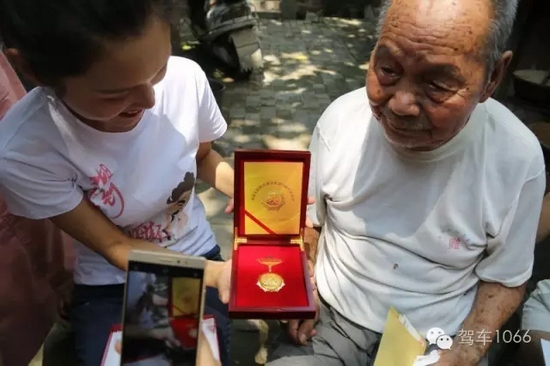 老兵聽不到我們在說什么，今年98了。