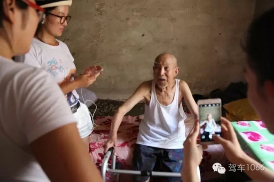 老兵老兵，你的勛章呢，國家給你的那個？