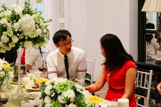 這種熱烈的氣氛，一直延續(xù)到飯桌上。