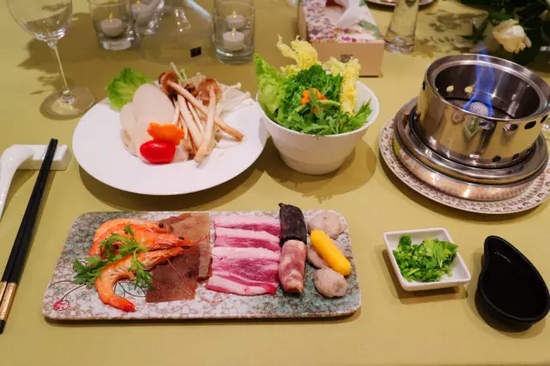 精致的小火鍋，用的是綠色燃料——乙醇。