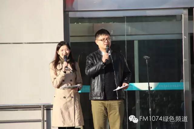 主持人肖震、陳藝主持活動