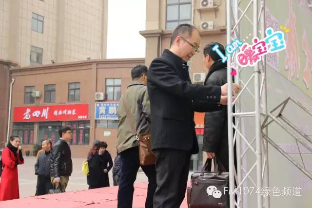 寒江副總監(jiān)親力親為，事無巨細。偶像真是暖暖惹人愛呢！