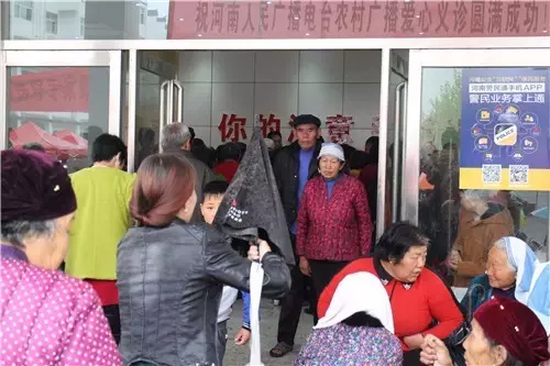 現(xiàn)場真是的人山人海，只能用太火爆三個字形容了！