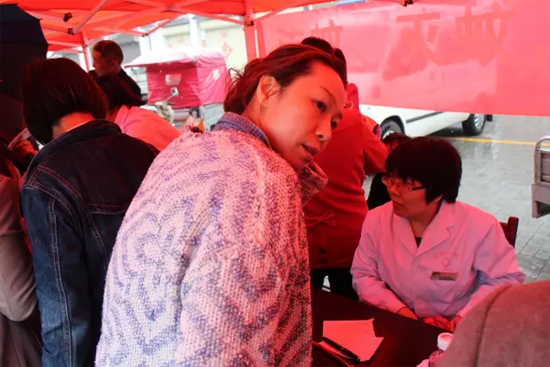 了解到有老人看病不方便，河南電臺1074綠色頻道活動小組欒老師將醫(yī)生請到老人身邊，親自為她診斷。