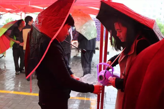 在寒冷的天氣中，為了能讓專家大夫們喝上熱水，紅改主任與柳青不斷的給大家添水。