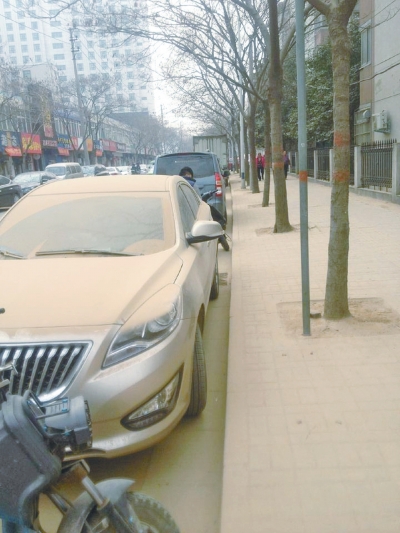 馬路灰頭土臉，停在路邊的車也蒙塵。