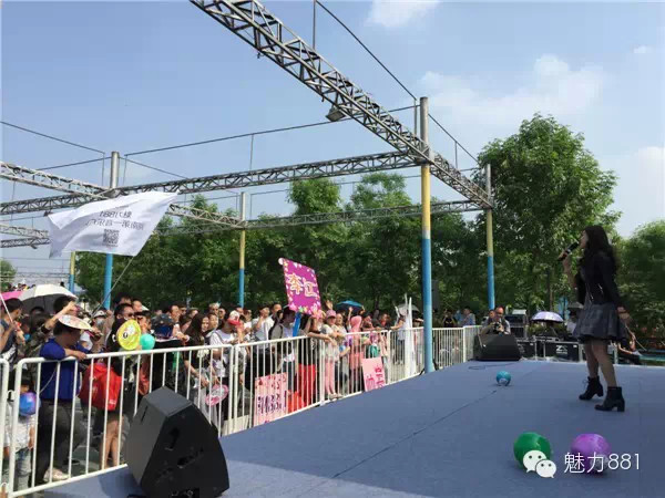 輕輕躍起、優(yōu)美身段，新聞小姐李江