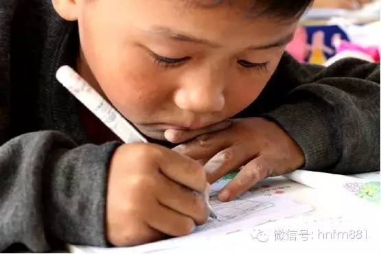 小手黑黑的，像是很少洗