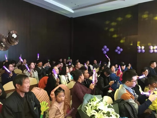 中午13:00多，觀眾陸續(xù)入場