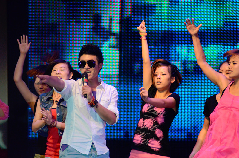 嗨！《我們一起聽(tīng)歌吧》魅力881河南音樂(lè)廣播 DJ帥天 演唱曲目：《找自己》 帥呀??！