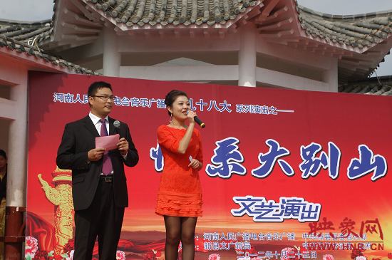 演出現(xiàn)場(chǎng)主持人向老人們表達(dá)節(jié)日的問候。