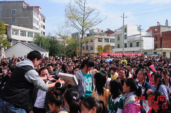 演出現(xiàn)場(chǎng)觀眾積極參與、氣氛熱烈。