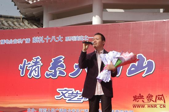 魅力881主持人、新聞先生凱文在演唱