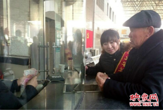 在陳思蕊的積極幫助下，老人順利的買到了發(fā)往合肥的5張車票。