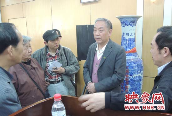 講座結(jié)束后，聽眾向戚建莊提問。