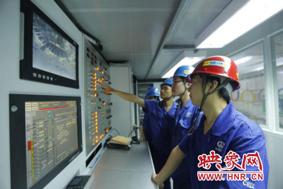 母永奇與同事討論技術(shù)問題 母永奇與同事討論技術(shù)問題