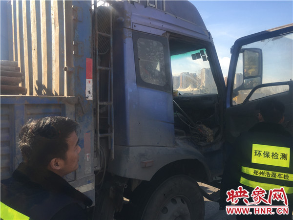 機(jī)動(dòng)車污染監(jiān)察支隊(duì)正在檢測大貨車尾氣排放指數(shù) 機(jī)動(dòng)車污染監(jiān)察支隊(duì)正在檢測大貨車尾氣排放指數(shù)