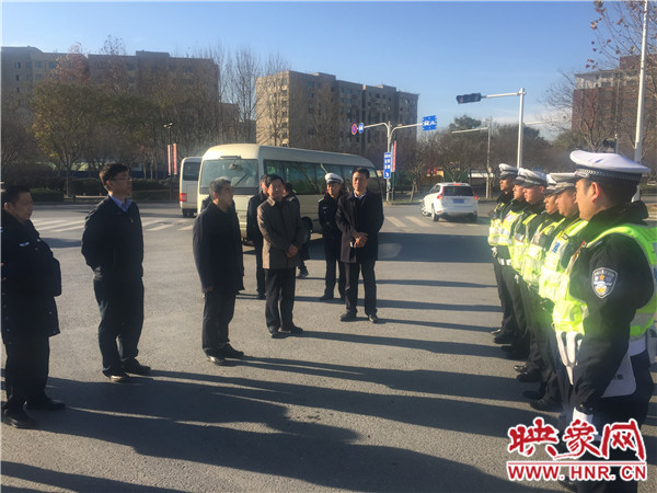 省環(huán)境污染防治攻堅(jiān)辦有關(guān)同志慰問在一線執(zhí)勤的交警 省環(huán)境污染防治攻堅(jiān)辦有關(guān)同志慰問在一線執(zhí)勤的交警