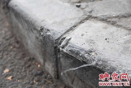 車道邊上的臺(tái)階，滿是電動(dòng)車摔下碰撞的痕跡