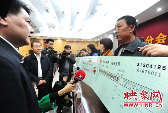 最高人民法院執(zhí)行局局長劉貴祥、河南省高級人民法院院長張立勇親手為申請執(zhí)行人員發(fā)放執(zhí)行款