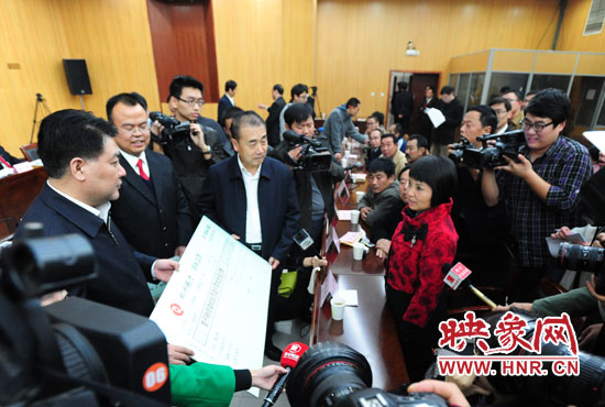 最高人民法院執(zhí)行局局長劉貴祥、河南省高級人民法院院長張立勇親手為申請執(zhí)行人員發(fā)放執(zhí)行款