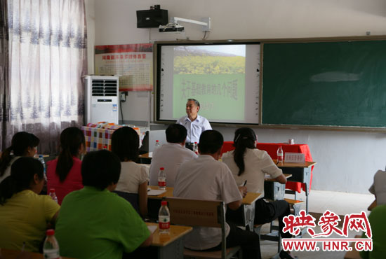 40余名教師認(rèn)真聆聽講座。