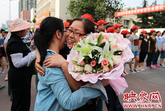 考試結(jié)束，考生與家長深情的擁抱