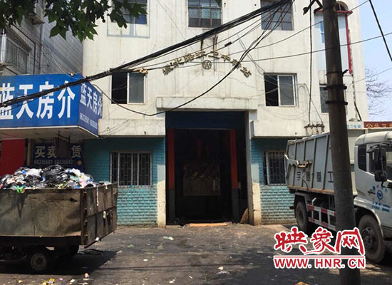 城北路環(huán)衛(wèi)中轉(zhuǎn)站門前的垃圾車裝滿了生活垃圾，腐臭味撲面而來