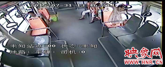 家長放任小孩在車廂內(nèi)玩耍，甚至站到座椅上。