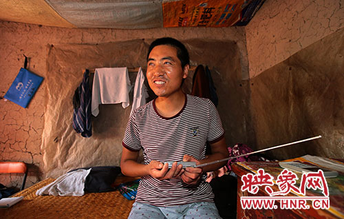 張國(guó)敬平時(shí)喜歡聽(tīng)廣播，特別是各種歌曲節(jié)目。