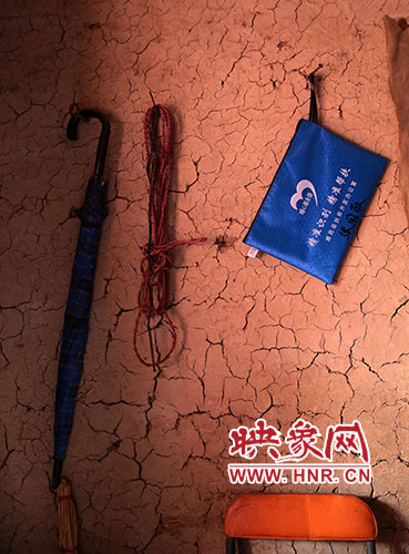 精準(zhǔn)扶貧的暖心服務(wù)袋，被張國(guó)敬掛在上墻最醒目的位置。