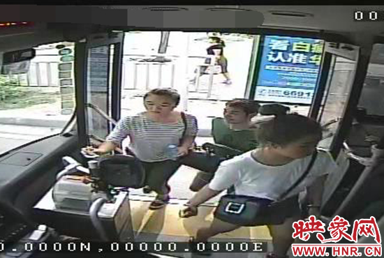 監(jiān)控顯示，竊賊偷女孩手機(jī)，公交車長幫忙要回手機(jī)。