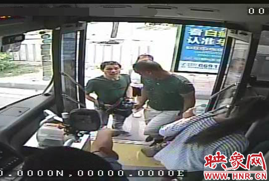 監(jiān)控顯示，竊賊偷女孩手機(jī)，公交車長幫忙要回手機(jī)。