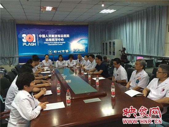 專家對(duì)三名貧困患者進(jìn)行會(huì)診