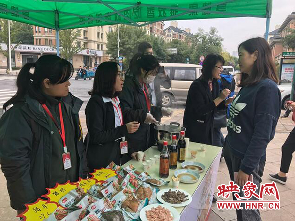 市民在展銷(xiāo)臺(tái)前選購(gòu)商品